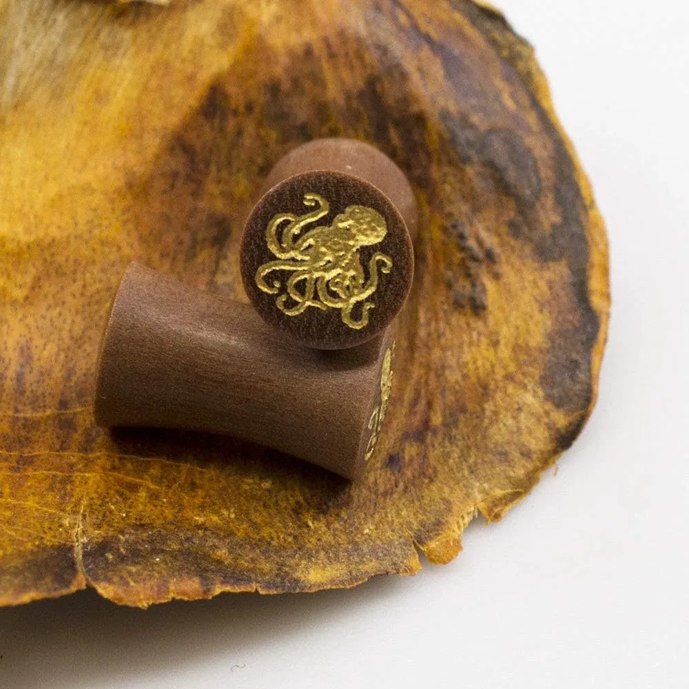 BodyJewelryOnline Pair of Ear Plug with Octopus Design Made of Wood