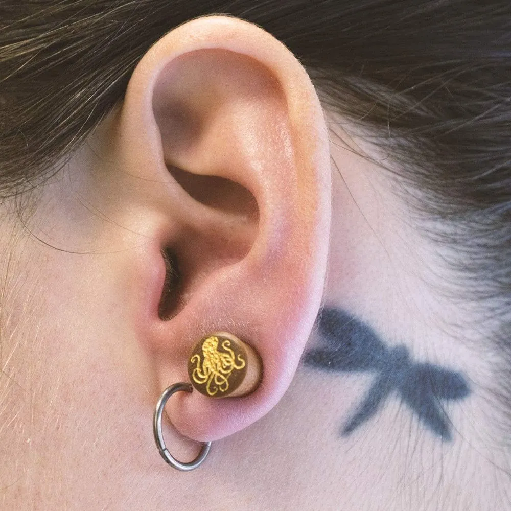 BodyJewelryOnline Pair of Ear Plug with Octopus Design Made of Wood