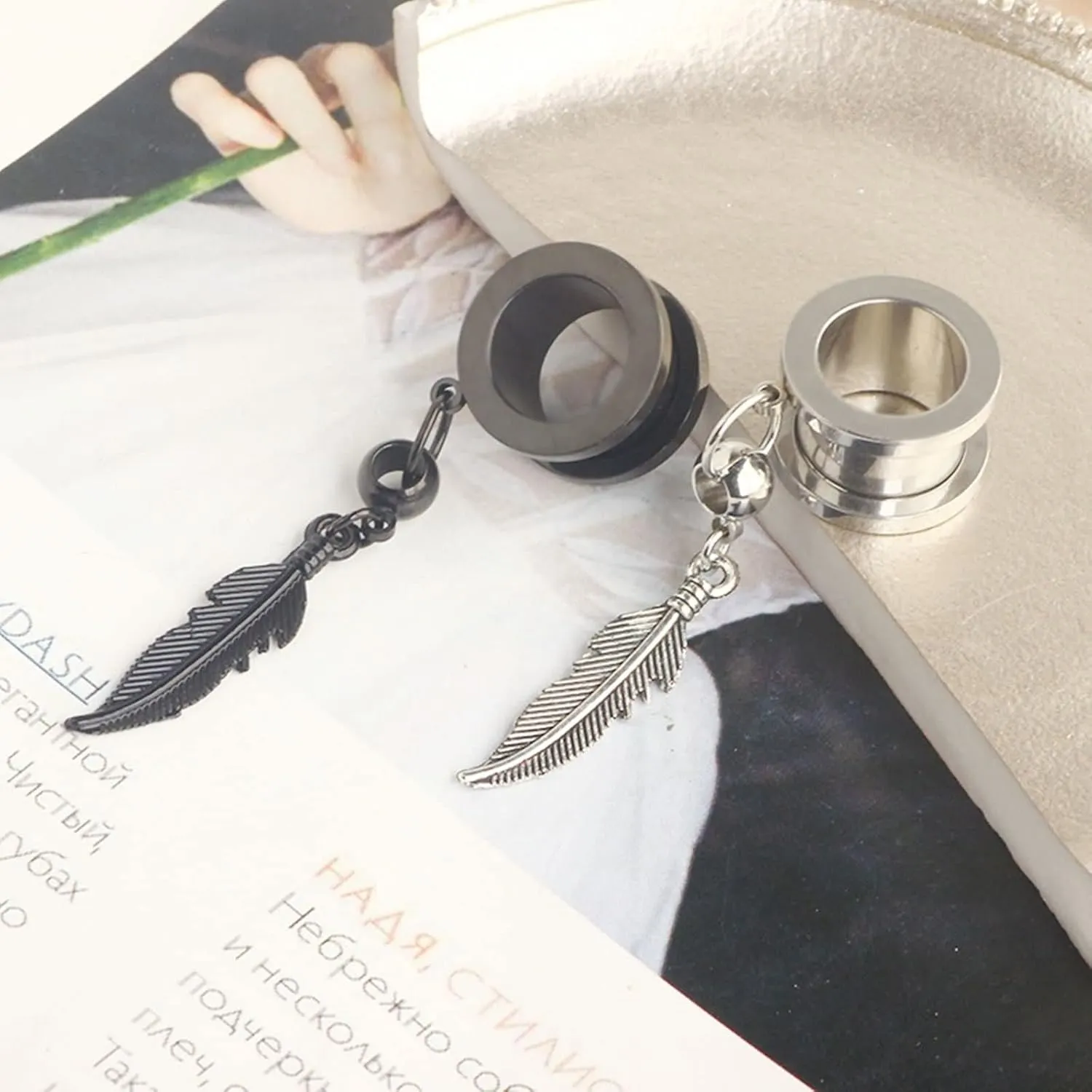 Ear Plugs, 2PCS Stainless Steel Ear Gauges Hollow Round with Plume Dangle Gauges Tunnels Ear Piercing Jewelry